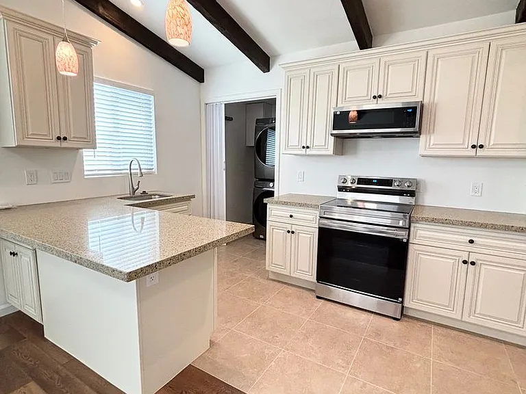 1636 W Pine Ave — Photo 4