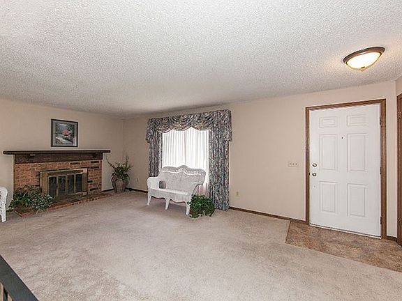 3rd image of 2526 W Sunnybrook Ln