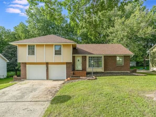 10100 NW Mirror Lake Ct, Parkville, MO 64152