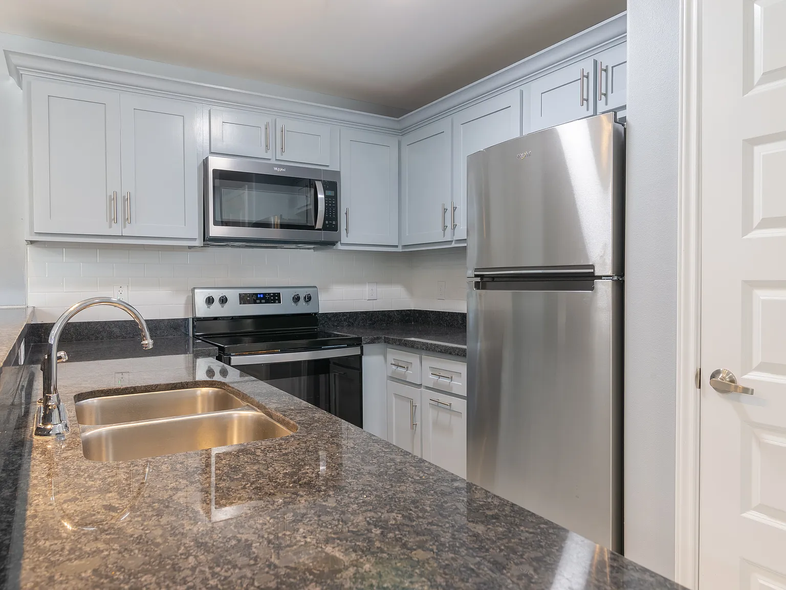 2 bed, 1100 sqft, $1,300 — Photo 2