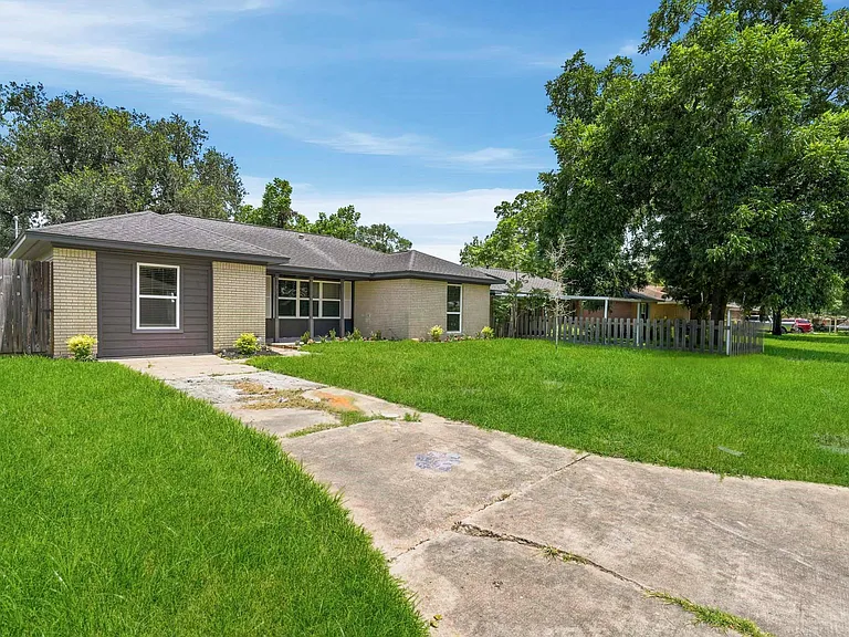 913 Meadowlane St — Photo 3