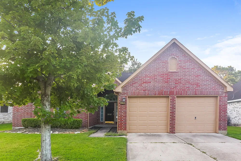 3 bed, 2.0 bath, 1845 sqft, $2,360 — Photo 1