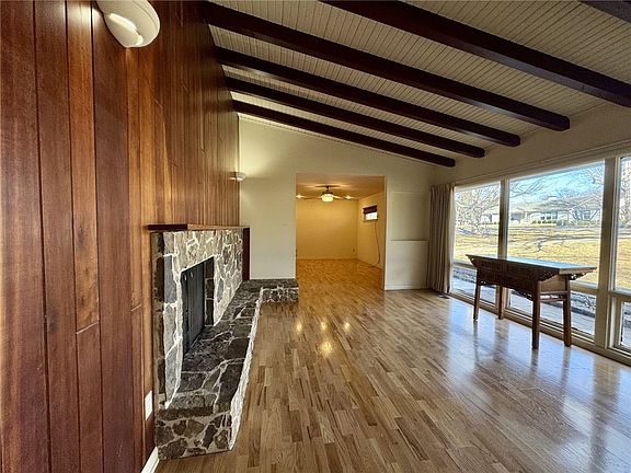 4th image of 915 N Crest Dr