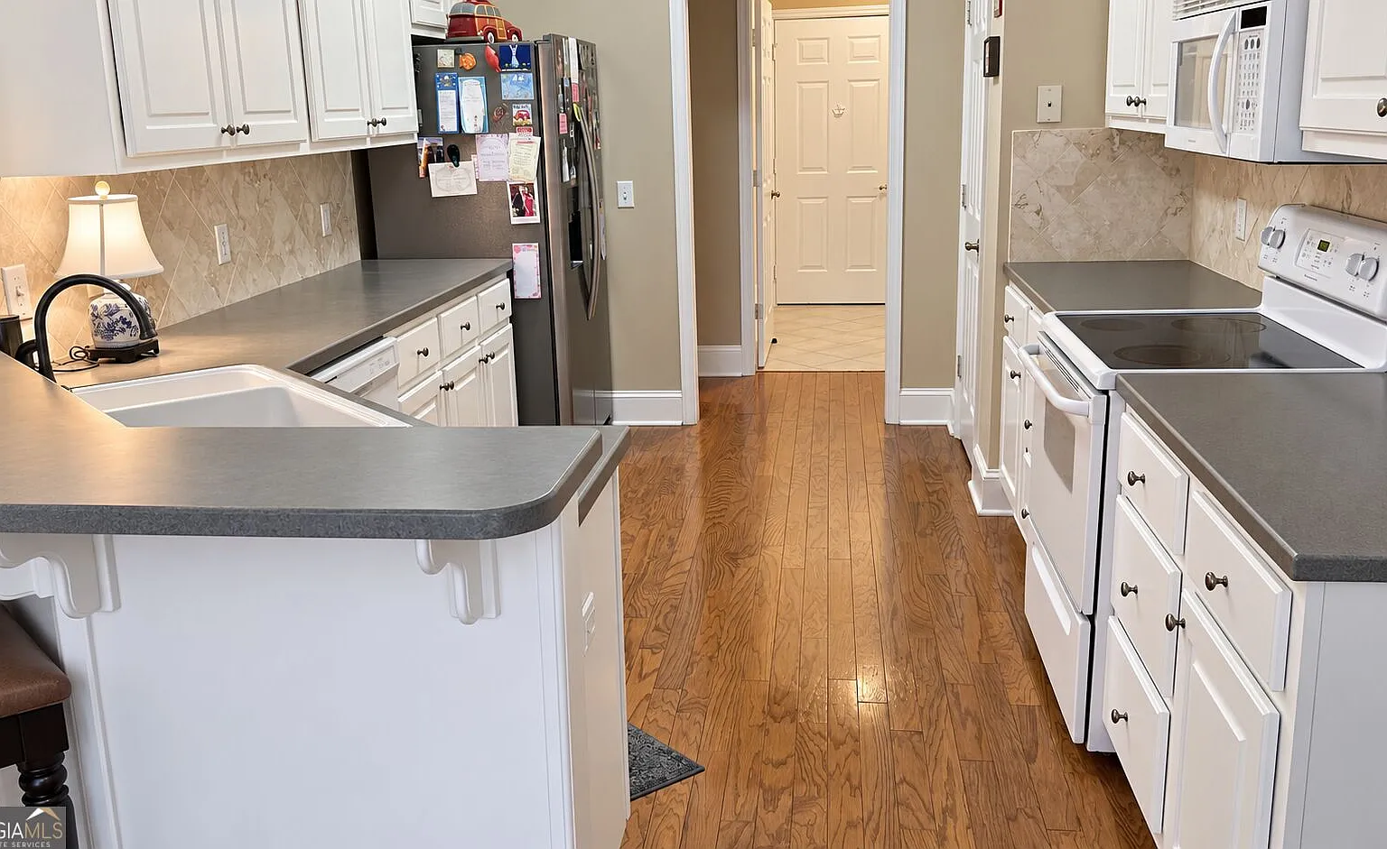 4 bed, 2.0 bath, 2350 sqft, $3,650 — Photo 3