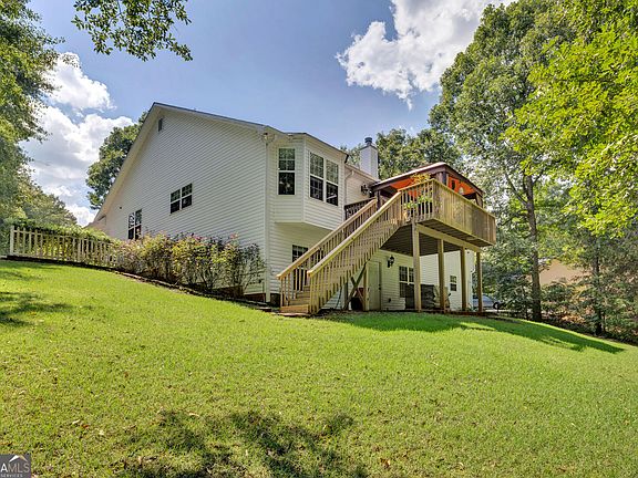 3rd image of 40 Woodcrest Ave