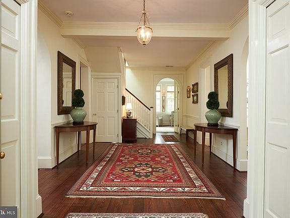 3rd image of 207 N Fairfax St