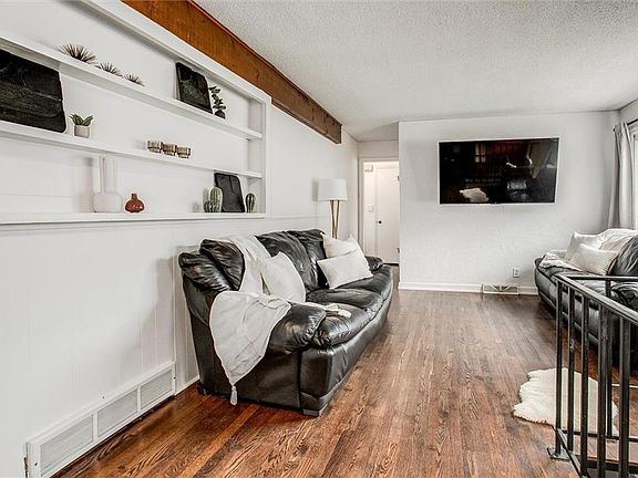 3rd image of 5817 Oxford Ave