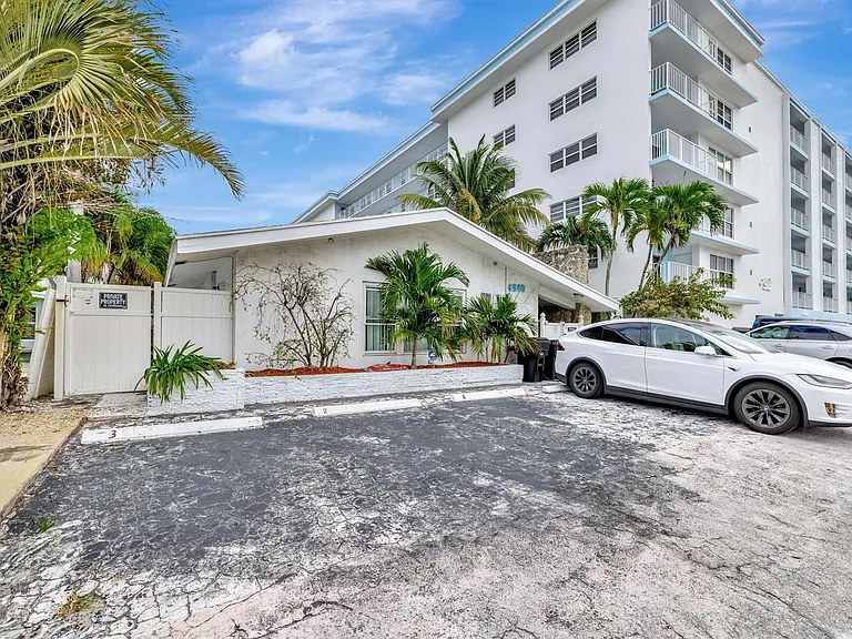 4548 N Ocean Dr #2 — Photo 2