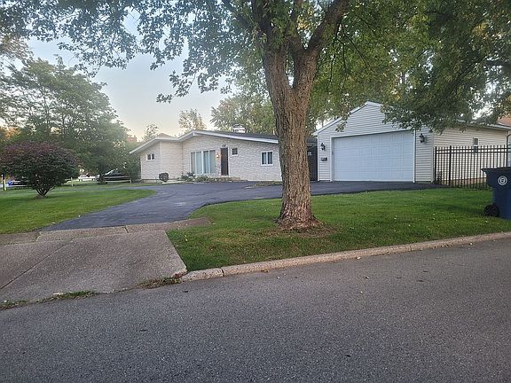 3rd image of 150 Cranburne Ln