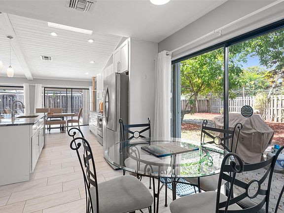 5th image of 770 NW 77th Avenue
