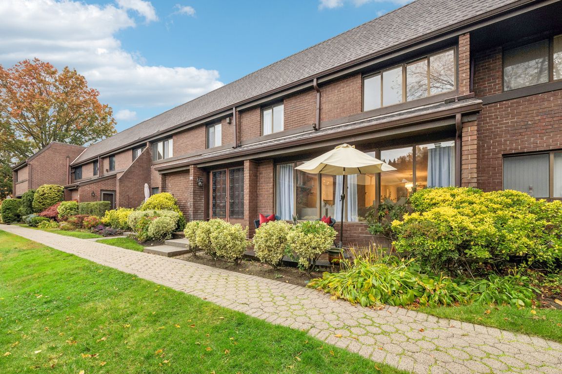 Acorn Ponds Dr-S0411-001.jpg