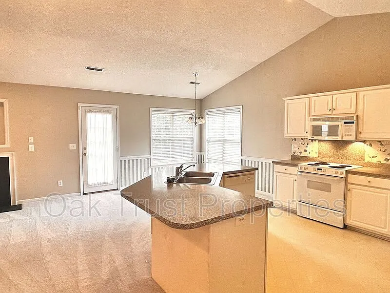 3 bed, 2.0 bath, 1483 sqft, $2,150 — Photo 4