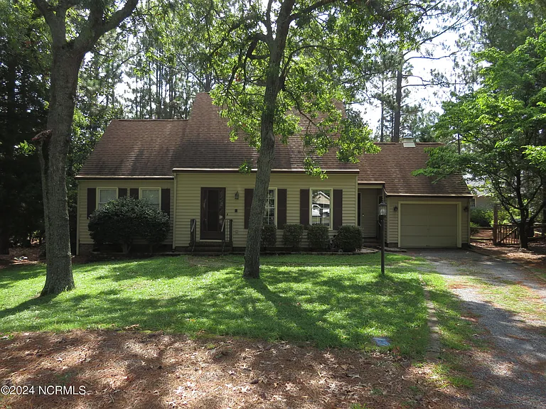 16 Cameron Ln — Photo 2