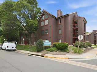 2822 Lee Oaks Pl #101, Falls Church, VA 22046