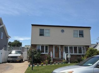 82 Moeller St, Hicksville, NY 11801