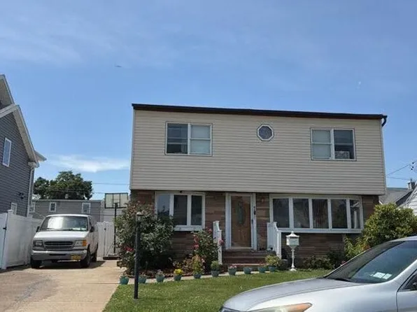 82 Moeller St, Hicksville, NY 11801
