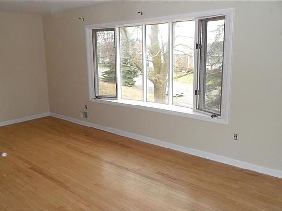 3rd image of 713 Redwood Ln