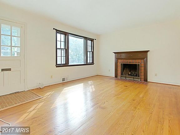 5th image of 1726 Crestwood Dr