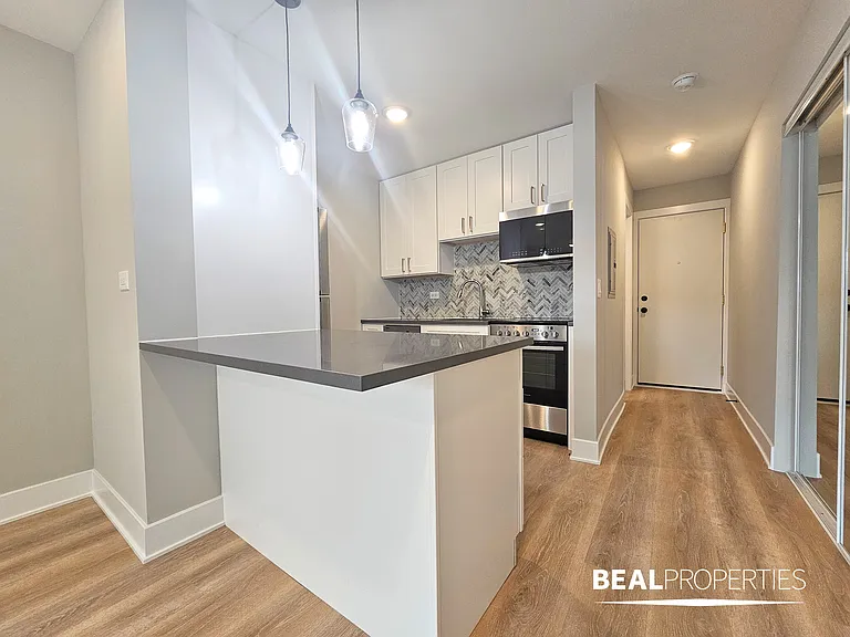 555 W Stratford Place — Photo 17