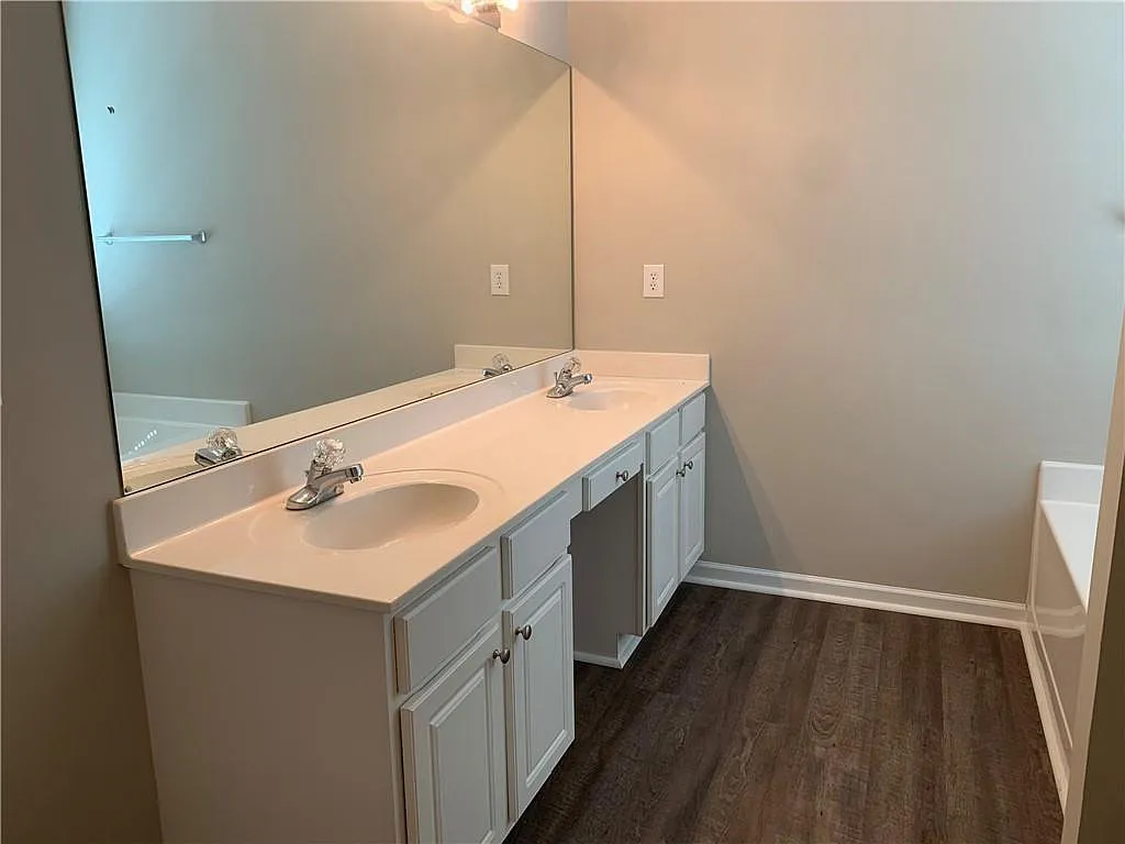 3 bed, 2.0 bath, 1580 sqft, $2,199 — Photo 3