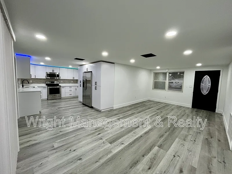 3 bed, 2.0 bath, 1128 sqft, $2,100 — Photo 4