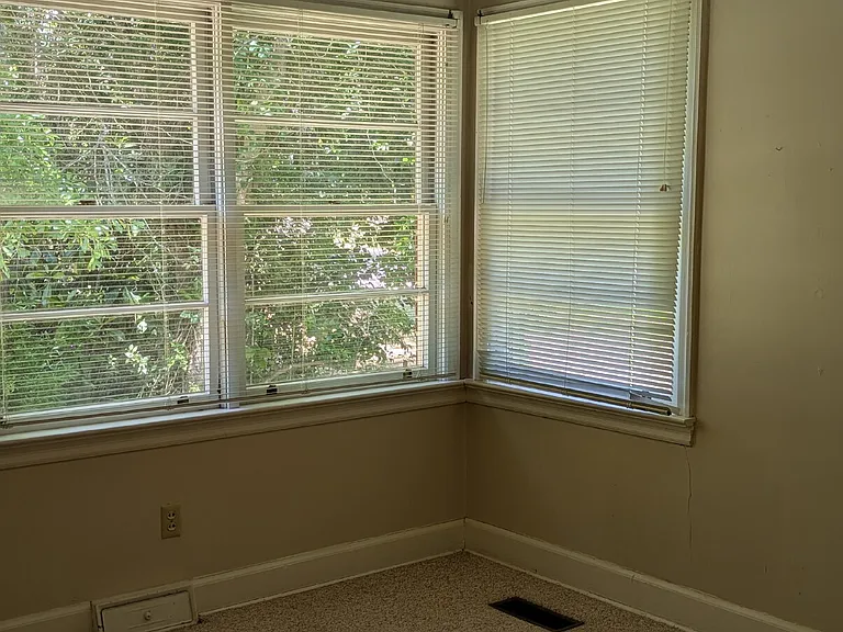 610 W Charlton St — Photo 15