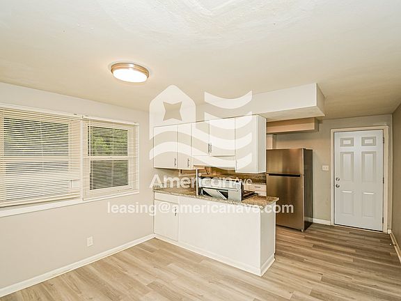 1593630_003_dining_room_3.jpg