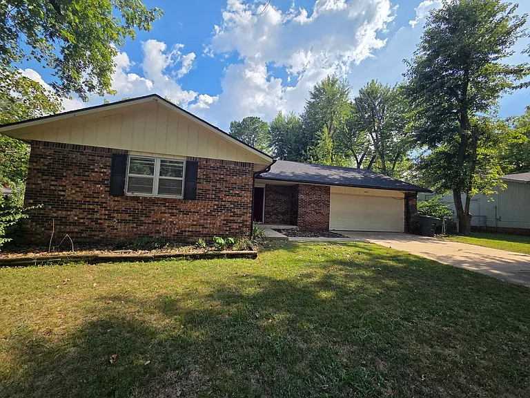 3203 E Cherokee Dr — Photo 2