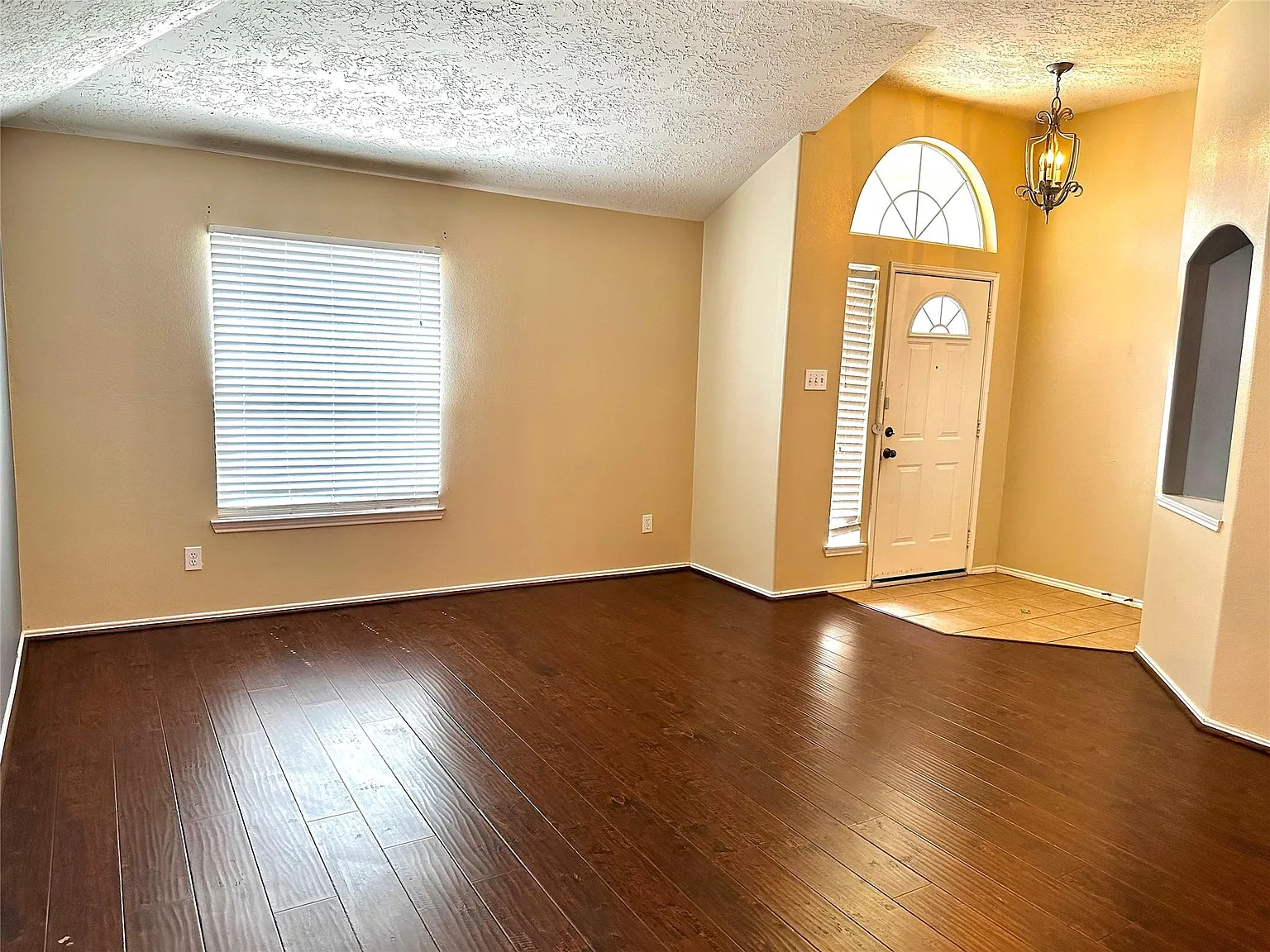 3 bed, 2.0 bath, 1822 sqft, $1,825 — Photo 2