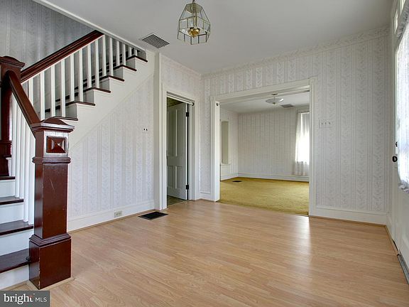5th image of 425 Lincoln Way W