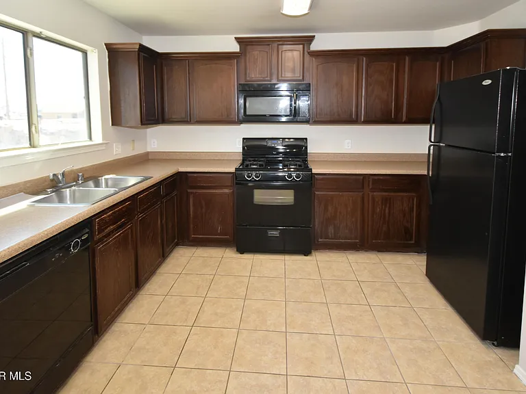 2508 Sparrow Point St — Photo 8