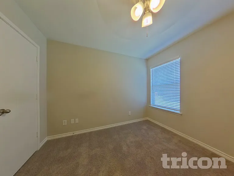 233 Amherst Dr — Photo 14