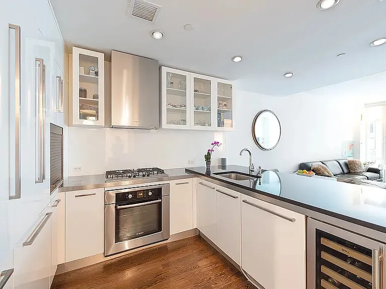 133 W 22nd St #2F — Photo 4