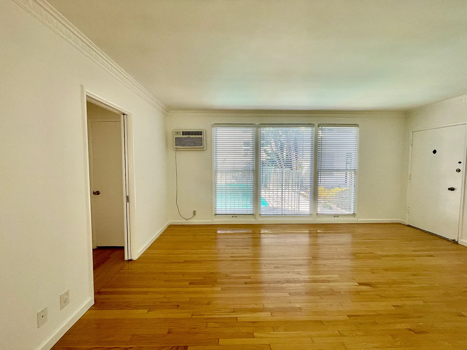 1266 N Laurel Ave — Photo 2