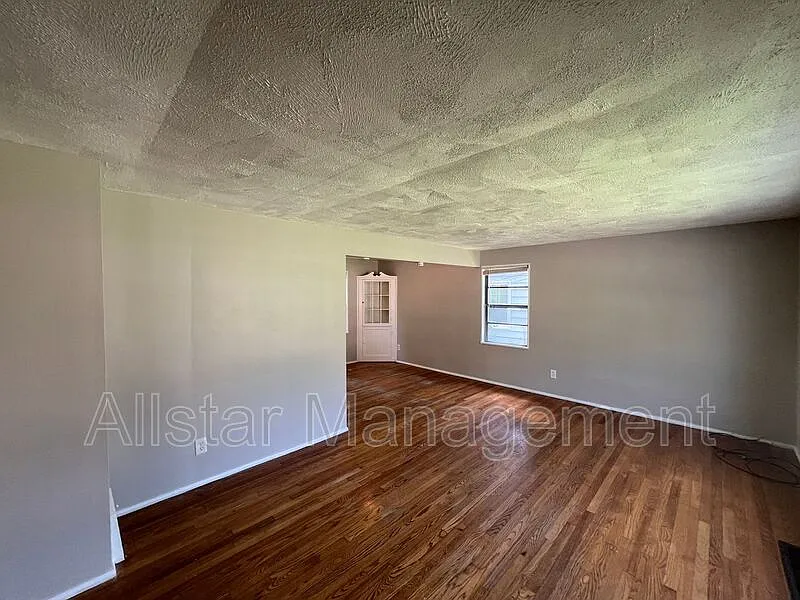 3 bed, 1.5 bath, 1265 sqft, $1,550 — Photo 2