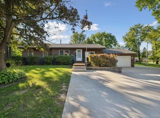 10003 Nimphie Rd, Fenton, MI 48430