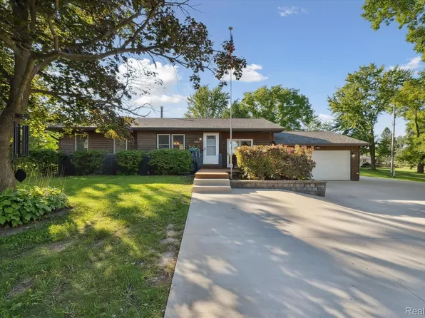 10003 Nimphie Rd, Fenton, MI 48430