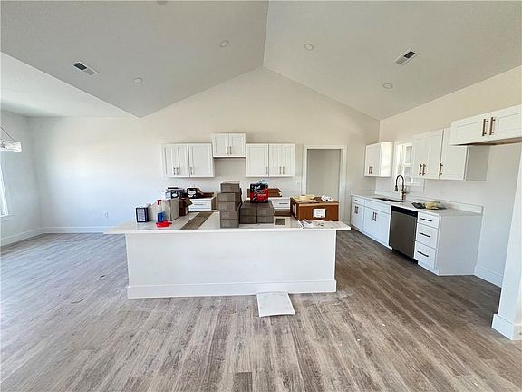 4th image of 621 Catalpa St