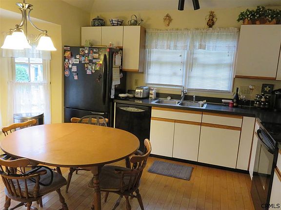 4th image of 573 Highwood Cir