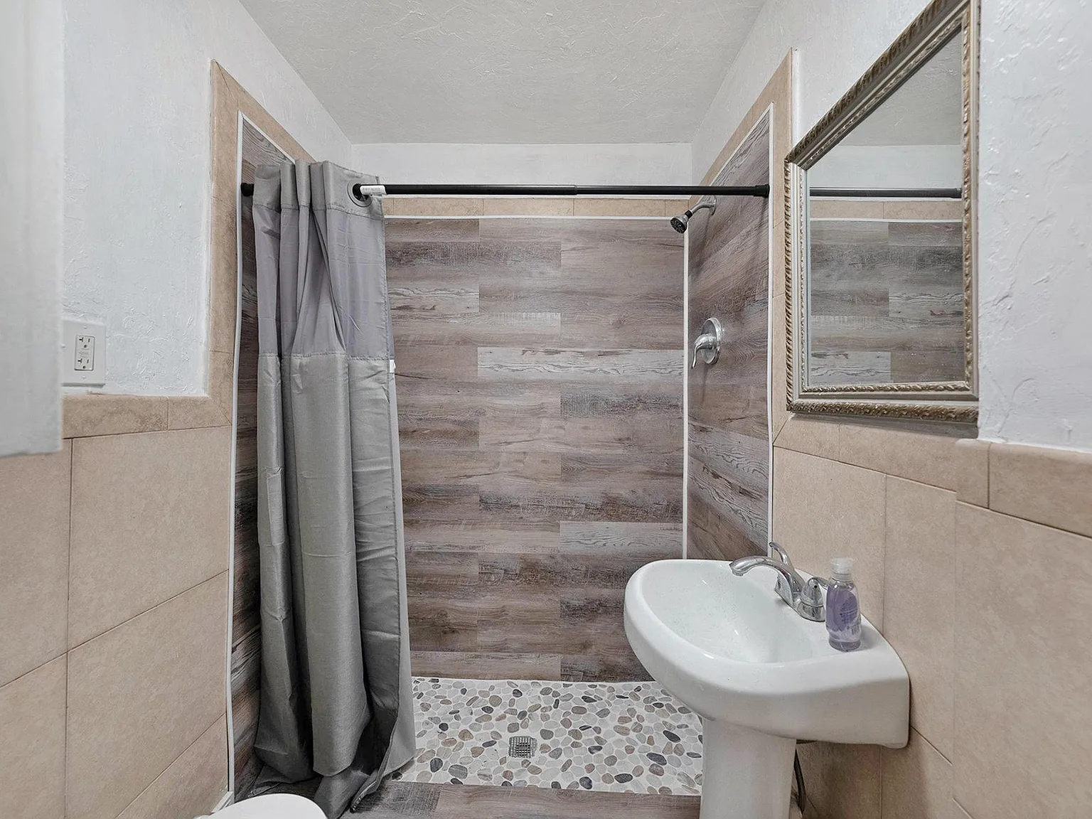 4 bed, 2.0 bath, 1300 sqft, $1,139 — Photo 2