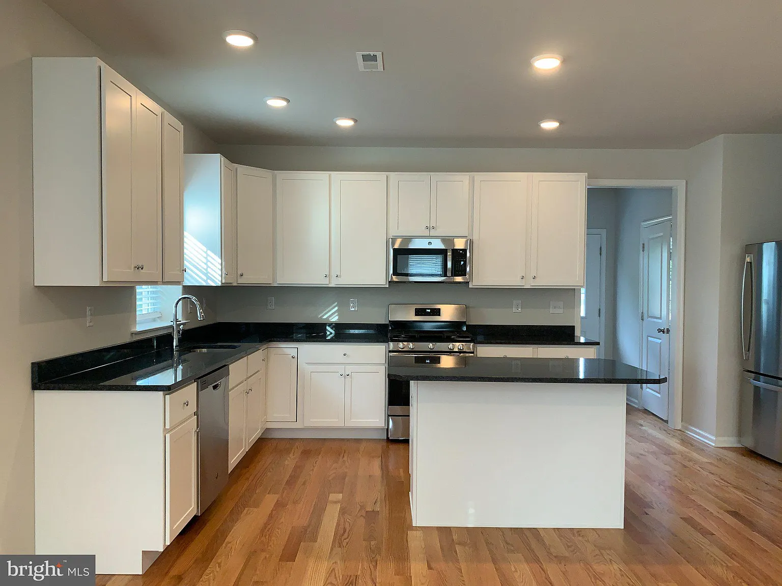 3 bed, 2.5 bath, 1760 sqft, $2,995 — Photo 2