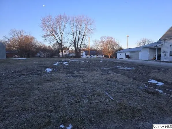 220 S Washington St, Carthage, IL 62321