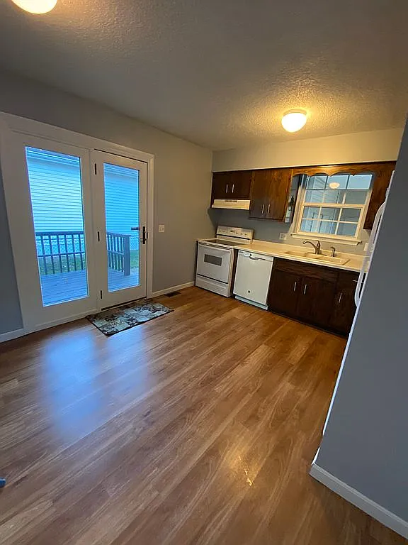 2236 N Dennis Ave photo 1