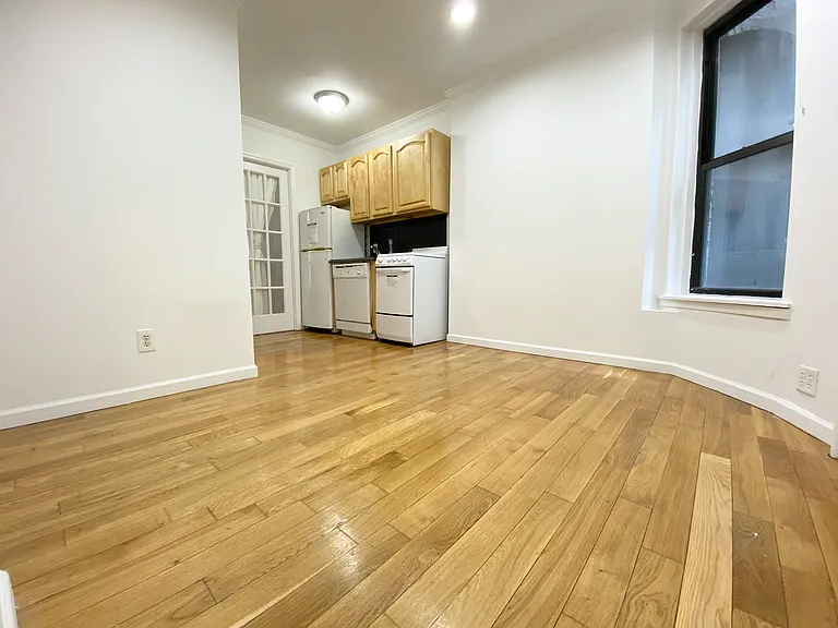 221 E 28th St #2B — Photo 1