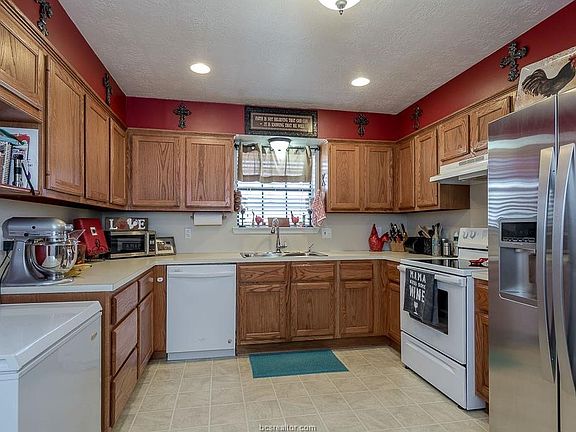 5th image of 3300 Oak Hollow Dr