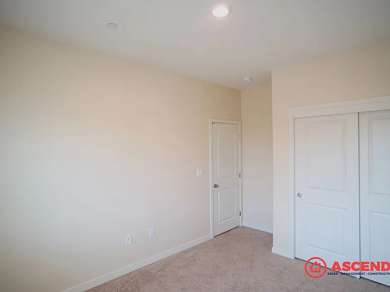 1018 Warwickshire Ave — Photo 9