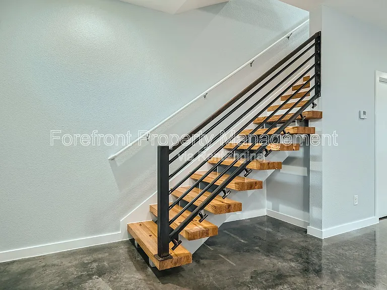 126 E Myrtle St — Photo 16