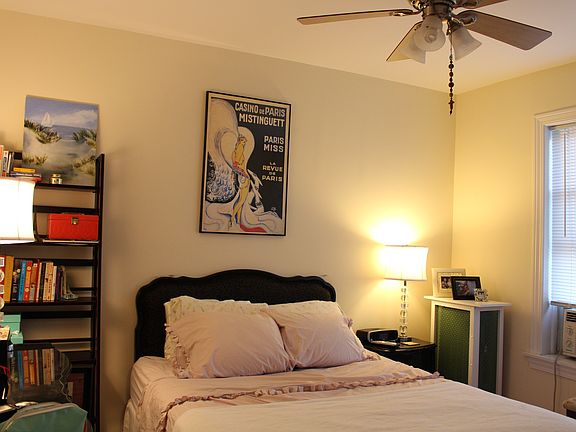 Bedroom 1 (fits queen bed)