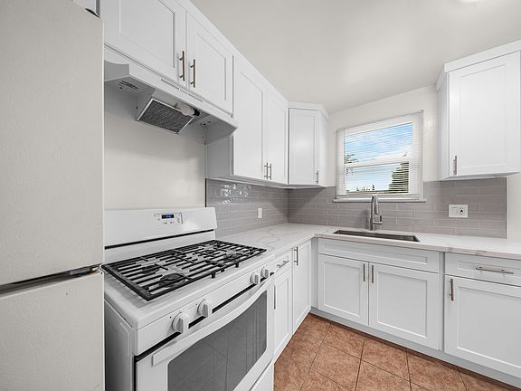 3rd image of 2919-2925 E Theresa St #2925-6