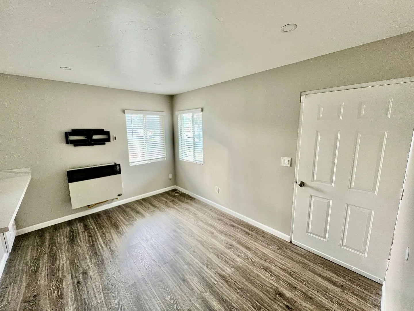 2619-2621 Magnolia Avenue* - 2600L — Photo 2